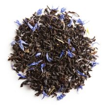 Montagne Bleue est un délicieux mélange gourmand et fruité. Ses notes de fraise évoquant la rhubarbe se marient à merveille à l'intensité du thé noir.  Idéal pour un tea time dans l'après-midi, il possède une texture très ronde qui met en valeur ses parfums gourmands.